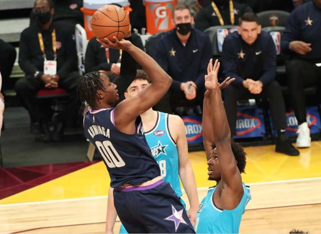 星空体育-新秀赛库明加意兴阑珊 下半赛季他将继续重拳出击